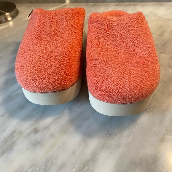 NWT Ugg Fuzz Sugar Terry Fluff Peach Bliss Slide Slipper/Shoe - Women’s size 6 - Picture 3 of 4